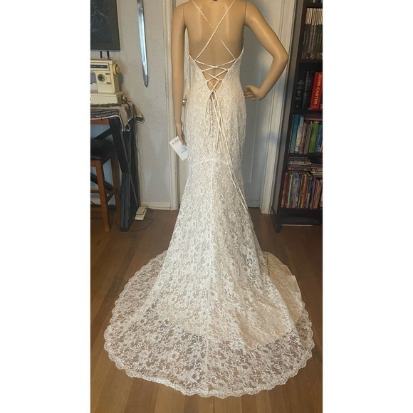 Ethereal Elegance: Exquisite Essense of Australia D2467 Wedding Dress - Picture 11 of 17